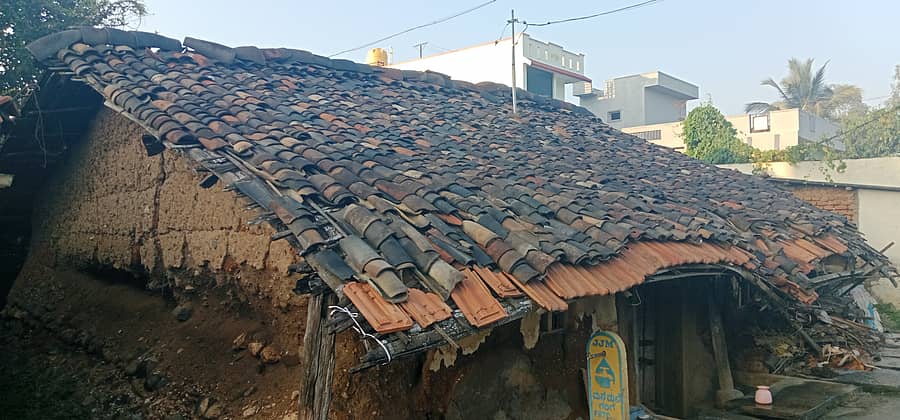 ಹಳೇಬೀಡಿನ ಕುಂಬಳೇಶ್ವರ ದೇವಾಲಯ ಬೀದಿಯಲ್ಲಿ ನಂಜುಂಡಮ್ಮ ವಾಸವಾಗಿರುವ ಮನೆ ಶಿಥಿಲವಾಗಿದೆ