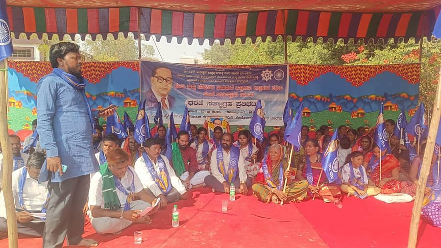 ಯಾದಗಿರಿಯಲ್ಲಿ ಸೋಮವಾರ ಕರ್ನಾಟಕ ದಲಿತ ಸಂಘರ್ಷ ಸಮಿತಿ (ಸಂಯೋಜಕ) ಜಿಲ್ಲಾ ಘಟಕದ ಮುಖಂಡರು ಧರಣಿ ಸತ್ಯಾಗ್ರಹ ನಡೆಸಿದರು