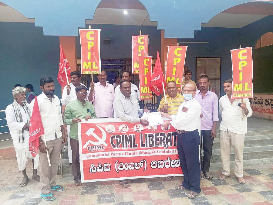 ಸಿಂಧನೂರಿನ ಸಿಪಿಐಎಂಎಲ್ ಲಿಬರೇಶನ್ನಿಂದ ತಾಲ್ಲೂಕು ಸಾರ್ವಜನಿಕ ಆಸ್ಪತ್ರೆ ಮುಂದೆ ಸೋಮವಾರ ಪ್ರತಿಭಟಿಸಿ ಮುಖ್ಯ ವೈದ್ಯಾಧಿಕಾರಿ ಸುರೇಶಗೌಡ ಅವರ ಮುಖಾಂತರ ಜಿಲ್ಲಾ ಆರೋಗ್ಯ ಮತ್ತು ಕುಟುಂಬ ಕಲ್ಯಾಣಾಧಿಕಾರಿ ಅವರಿಗೆ ಮನವಿ ಪತ್ರ ರವಾನಿಸಲಾಯಿತು