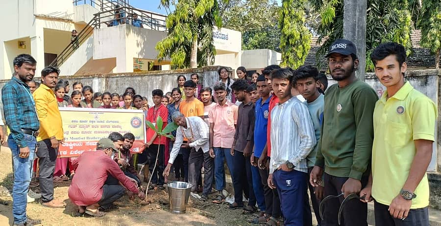 ಕಲಘಟಗಿ ತಾಲ್ಲೂಕಿನ ಹಟಕಿನಾಳ ಗ್ರಾಮದಲ್ಲಿ ಎನ್ಎಸ್ಎಸ್ ಶಿಬಿರದ ಅಂಗವಾಗಿ ಶಿಬಿರಾರ್ಥಿಗಳು ಶಾಲಾ ಆವರಣದಲ್ಲಿ 50 ಸಸಿ ನೆಟ್ಟರು