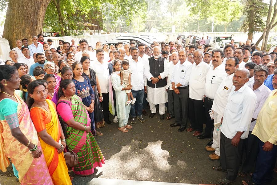 ಸಕಲೇಶಪುರ ತಾಲ್ಲೂಕಿನ 8 ಗ್ರಾಮಗಳ ಜನರು ಮಾಜಿ ಶಾಸಕರಾದ ಎಚ್.ಎಂ.ವಿಶ್ವನಾಥ್, ಎಚ್.ಕೆ. ಕುಮಾರಸ್ವಾಮಿ ನೇತೃತ್ವದಲ್ಲಿ ಸೋಮವಾರ ಹಾಸನದ ಜಿಲ್ಲಾಧಿಕಾರಿ ಕಚೇರಿ ಎದುರು ಪ್ರತಿಭಟನೆ ನಡೆಸಿದರು