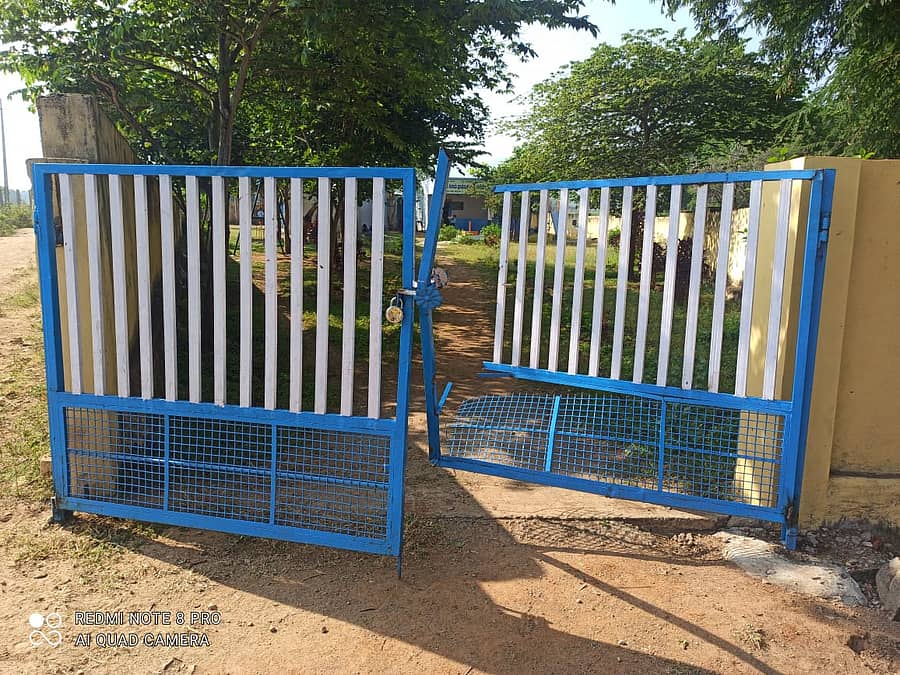 ಹನೂರು ತಾಲ್ಲೂಕಿನ ಪಚ್ಚೆದೊಡ್ಡಿಯ ಕಾಡಾನೆ ದಾಳಿಗೆ ಶಾಲೆ ಮುಂಭಾಗದ ಗೇಟ್ ಮುರಿದಿರುವುದು