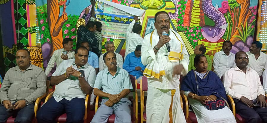 ಹಾಸನದ ಹಾಸನಾಂಬ ಕಲಾಕ್ಷೇತ್ರದಲ್ಲಿ ನಡೆದ ಸತ್ಯ ಹರಿಶ್ಚಂದ್ರ ನಾಟಕ ಪ್ರದರ್ಶನದ ಉದ್ಘಾಟನಾ ಕಾರ್ಯಕ್ರಮದಲ್ಲಿ ರವಿಕುಮಾರ್ ಬಿದರೆ ಮಾತನಾಡಿದರು