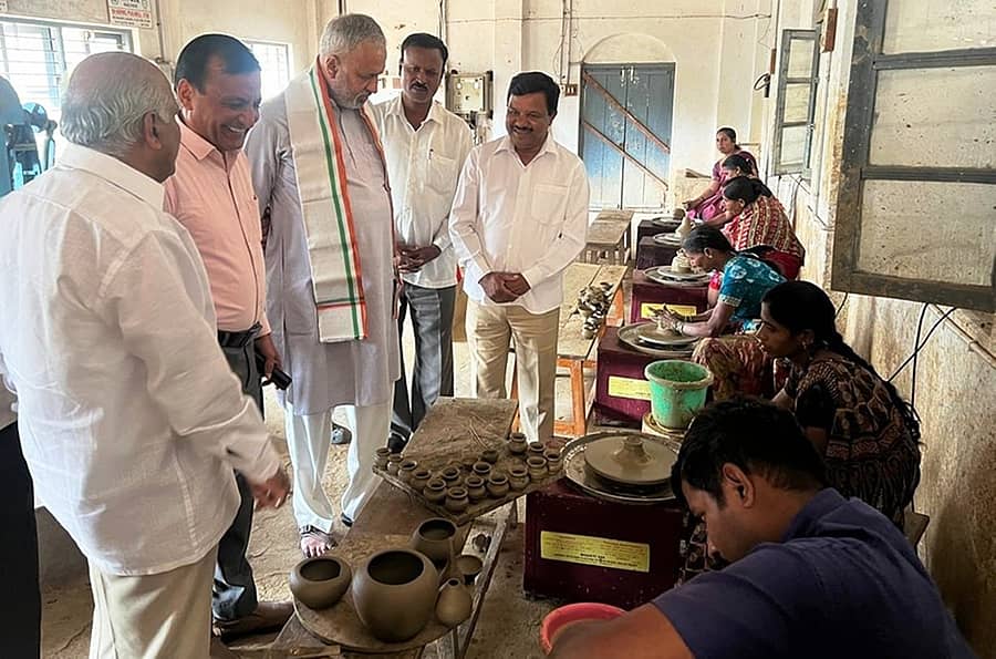 ಖಾನಾಪುರದ ಕೇಂದ್ರೀಯ ಗ್ರಾಮೀಣ ಕುಂಬಾರಿಕೆ ಸಂಸ್ಥೆಗೆ ಸಂಸದ ವಿಶ್ವೇಶ್ವರ ಹೆಗಡೆ ಕಾಗೇರಿ ಭೇಟಿ ನೀಡಿ ಸಂಸ್ಥೆಯ ಕುರಿತು ಮಾಹಿತಿ ಪಡೆದುಕೊಂಡರು