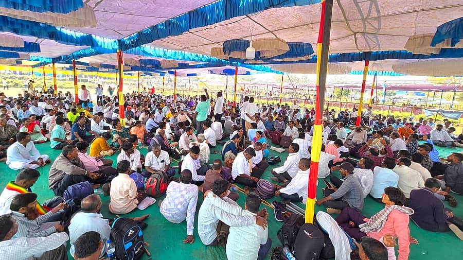 ಬೆಳಗಾವಿಯ ಸುವರ್ಣ ವಿಧಾನಸೌಧ ಬಳಿ ಇರುವ ವೇದಿಕೆಯಲ್ಲಿ ನವ ಕರ್ನಾಟಕ ವಿಕಲಚೇತನರ ಗೌರವಧನ ಕಾರ್ಯಕರ್ತರ ಸಂಘದವರು ಪ್ರತಿಭಟಿಸಿದರು ಪ್ರಜಾವಾಣಿ ಚಿತ್ರ