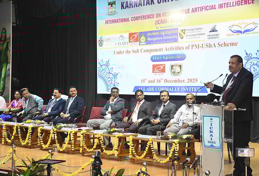 ಧಾರವಾಡದಲ್ಲಿ ಸೋಮವಾರ ವಿಚಾರ ಸಂಕಿರಣದ ಉದ್ಘಾಟನಾ ಸಮಾರಂಭದಲ್ಲಿ ಪ್ರೊ. ಎಸ್.ಆರ್.ನಿರಂಜನ ಮಾತನಾಡಿದರು