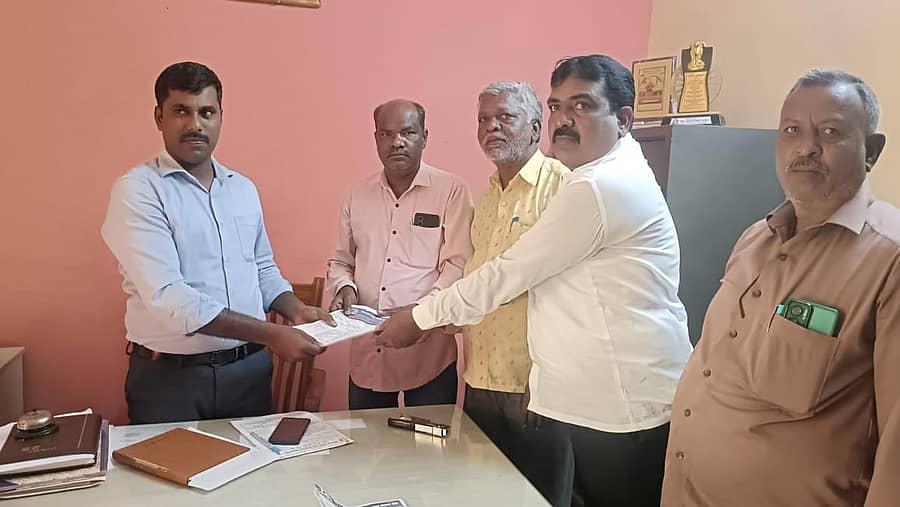 ಹಾಲುಗಡ ಹತ್ತಿರ ಬಾರ್ ತೆರೆಯಲು ಅನುಮತಿ ನೀಡಬಾರದೆಂದು ವಿವಿಧ ಗ್ರಾಮಸ್ಥರು, ದಲಿತ ಸಂಘರ್ಷ ಸಮಿತಿ ಮತ್ತು ಕರವೇ ಪ್ರವೀಣ್ ಶೆಟ್ಟಿ ಬಣದವರು ಎಚ್.ಡಿ.ಕೋಟೆ ಅಬಕಾರಿ ನಿರೀಕ್ಷಕರ ಕಚೇರಿಯಲ್ಲಿ ಅಬಕಾರಿ ಇನ್ಸ್ಪೆಕ್ಟರ್ ಶಿವರಾಜ್ ಅವರಿಗೆ ಸೋಮವಾರ ಮನವಿ ಪತ್ರ ನೀಡಿದರು