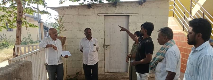 ಕೇಂದ್ರದ ಜಲ ಜೀವನ್ ಮಿಷನ್ ಯೋಜನೆಯಡಿ ಚಳ್ಳಕೆರೆ ತಾಲ್ಲೂಕಿನ ಗೊರ್ಲಕಟ್ಟೆಯಲ್ಲಿ ಕುಡಿಯುವ ನೀರಿನ ಸಂಪರ್ಕದ ಸಲುವಾಗಿ ಮನೆ ಮನೆಗೆ ಅಳವಡಿಸಿದ ಪೈಪ್ಲೈನ್ ಕಾಮಗಾರಿಯನ್ನು ಸೋಮವಾರ ತಹಶೀಲ್ದಾರ್ ರೇಹಾನ್ ಪಾಷಾ ಪರಿಶೀಲಿಸಿದರು