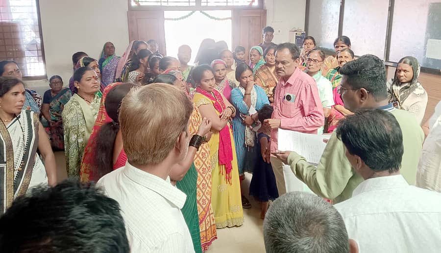 ತೇರದಾಳದ ದೇವರಾಜ ನಗರದ ವಾರ್ಡ ಸಂಖ್ಯೆ 7ರಲ್ಲಿನ ಸಾರ್ವಜನಿಕ ಶೌಚಾಲಯದ ಬಳಿಯ ಪುರಸಭೆ ಜಾಗವನ್ನು ಅತೀಕ್ರಮಣಗೊಳಿಸಿದ್ದನ್ನು ತೆರವುಗೊಳಿಸಿ ಕೊಡುವಂತೆ ಆಗ್ರಹಿಸಿ ಮಹಿಳೆಯರು ಪುರಸಭೆ ಕಾಯರ್ಾಲಯಕ್ಕೆ ಮುತ್ತಿಗೆ ಹಾಕಿ, ಅಧಿಕಾರಿಗಳೊಂದಿಗೆ ಮಾತಿಗಿಳಿದರು.