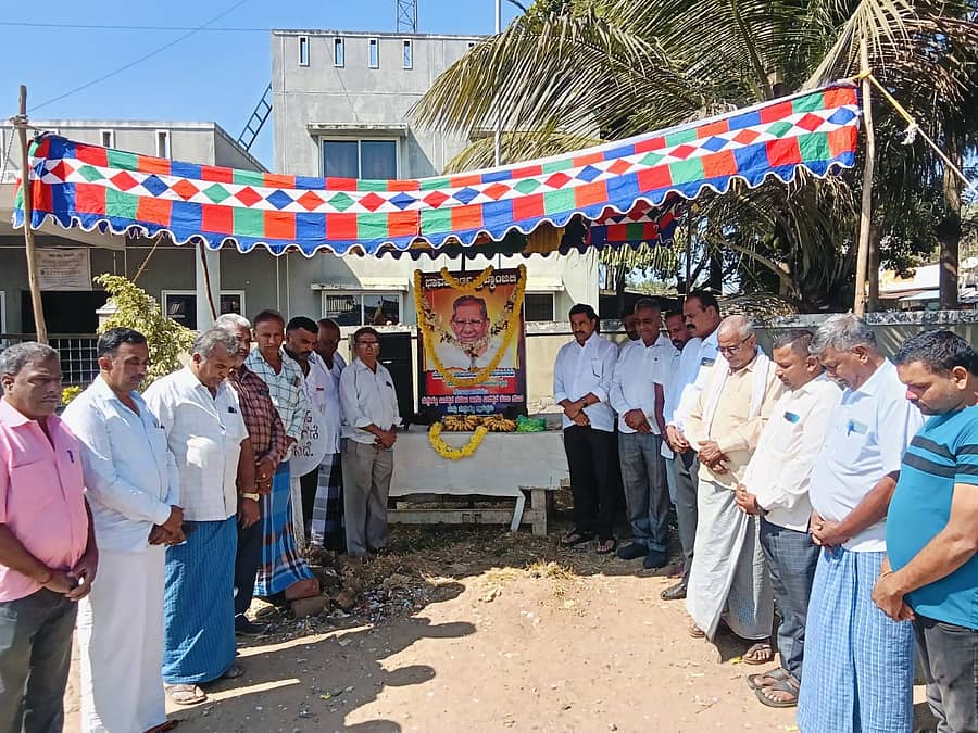 ನುಗ್ಗೇಹಳ್ಳಿ ಹೋಬಳಿ ಕೇಂದ್ರದ ಪೊಲೀಸ್ ಠಾಣೆ ಮುಂಭಾಗ ಹೋಬಳಿ ವೀರಶೈವ ಸಮಾಜ ಹಾಗೂ ಗ್ರಾಮಸ್ಥರು ಅಖಿಲ ಭಾರತ ವೀರಶೈವ ಲಿಂಗಾಯತ ಮಹಾಸಭಾ ರಾಷ್ಟ್ರೀಯ ಅಧ್ಯಕ್ಷರಾದ ಶಾಮನೂರು ಶಿವಶಂಕರಪ್ಪನವರ ನಿಧಾನಕ್ಕೆ ಶ್ರದ್ಧಾಂಜಲಿ ಅರ್ಪಿಸಲಾಯಿತು