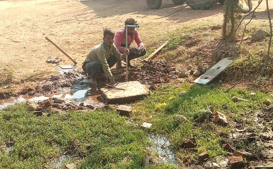 ಗುತ್ತಲ ಪಟ್ಟಣದ ಹಾವೇರಿ ರಸ್ತೆಯ ಪಕ್ಕದ 16ನೇ ವಾರ್ಡ್ನಲ್ಲಿ ಕುಡಿಯುವ ನೀರಿನ ನಳಗಳಿಗೆ ವಾಲ್ ಜೋಡಿಸಿದ ಪಟ್ಟಣ ಪಂಚಾಯಿತಿ ಸಿಬ್ಬಂದಿ