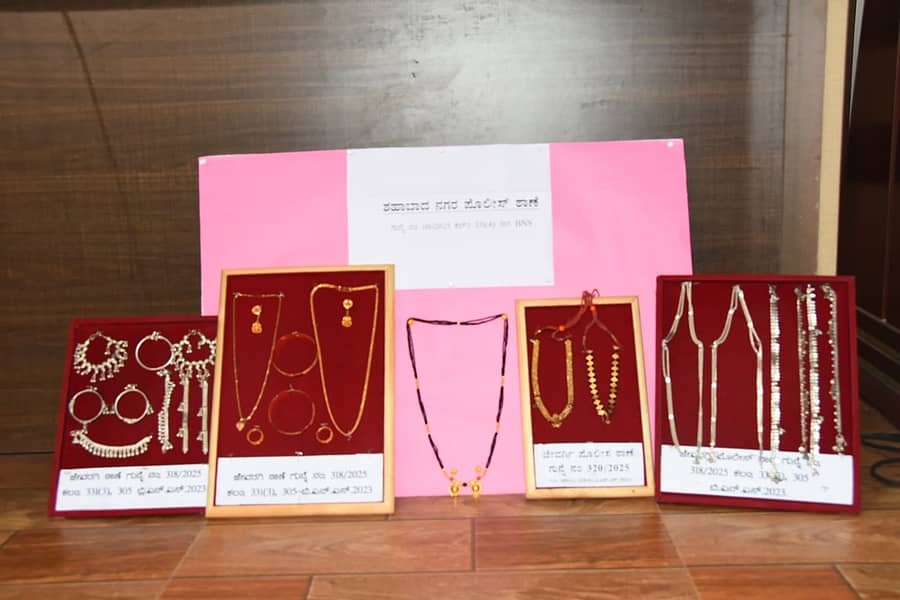 ಬಂಧಿತ ಆರೋಪಿಗಳಿಂದ ಮೂರು ಪ್ರಕರಣಗಳಲ್ಲಿ ಪೊಲೀಸರು ವಶಕ್ಕೆ ಪಡೆದ ಚಿನ್ನಾಭರಣಗಳು...