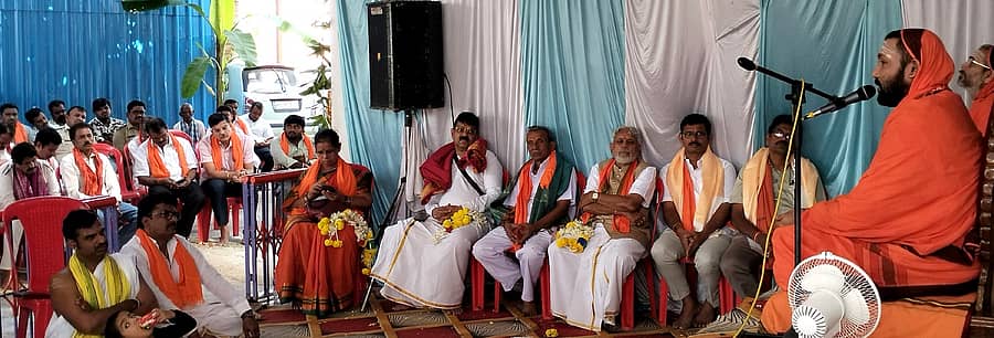 ಕಾರಟಗಿಯಲ್ಲಿ ಸೋಮವಾರ ನಡೆದ ದೈವಜ್ಞ ದರ್ಶನ ಕಾರ್ಯಕ್ರಮದಲ್ಲಿ ಸಚ್ಚಿದಾನಂದ ಜ್ಞಾನೇಶ್ವರ ಭಾರತೀ ಮಹಾಸ್ವಾಮಿ ಮಾತನಾಡಿದರು ಸುಜ್ಞಾನೇಶ್ವರ ಭಾರತಿ ಸ್ವಾಮಿ ಮತ್ತಿತರ ಗಣ್ಯರು ಇದ್ದಾರೆ