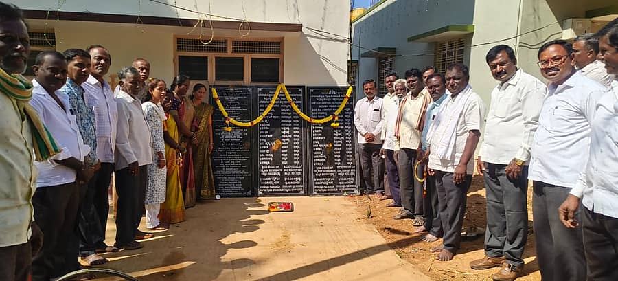 ಶಿಡ್ಲಘಟ್ಟ ತಾಲ್ಲೂಕಿನ ದೇವರಮಳ್ಳೂರು ಗ್ರಾಮ ಪಂಚಾಯಿತಿಯ ಎನ್.ಆರ್.ಎಲ್.ಎಂ ಕಟ್ಟಡ, ಹೈಮಾಸ್ಟ್ ದೀಪಗಳು, ಊರ ದೇವಾಲಯ ಬಳಿಯ ಉದ್ಯಾನವನ್ನು ಸೋಮವಾರ ಲೋಕಾರ್ಪಣೆ ಮಾಡಲಾಯಿತು