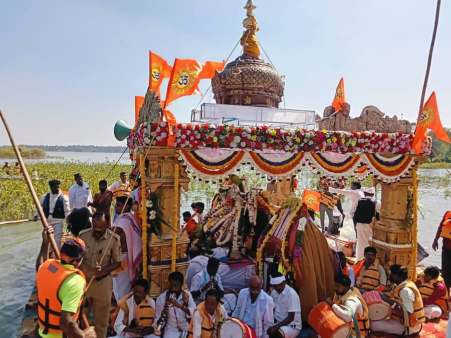 ಬಾಗೂರು ಹೋಬಳಿಯ ಅಣತಿ-ವಳಗೇರಹಳ್ಳಿ ಕೆರೆಯಲ್ಲಿ ವೈಭವದ ತೆಪ್ಪೋತ್ಸವ ಸಾವಿರಾರು ಭಕ್ತರ ಸಮ್ಮುಖದಲ್ಲಿ ನೆರವೇರಿತು