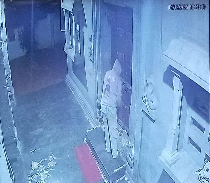 ದೊಡ್ಡಬಳ್ಳಾಪುರ ತಾಲ್ಲೂಕಿನ ಹಾಡೋನಹಳ್ಳಿ ವಛಡೃಶ್ವರಿ ದೇವಾಲಯದಲ್ಲಿ ಹುಂಡಿ ಕಳವಿನ ದೃಶ್ಯ ಸಿ.ಸಿ. ಟಿವಿ ಕ್ಯಾಮೆರಾಗಳಲ್ಲಿ ಸೆರೆಯಾಗಿದೆ