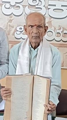 ತಮ್ಮ ಕೈಬರಹದ ಮಹಾಕಾವ್ಯದೊಂದಿಗೆ ರಂಗೋಪಂತ ನಾಗರಾಯರಾಯರು