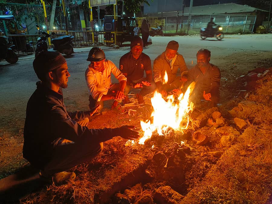 ಚಿಕ್ಕಮಗಳೂರು ನಗರದ ಸಂತೆ ಮೈದಾನ ಆಟೊ ನಿಲ್ದಾಣದಲ್ಲಿ ಚಾಲಕರು ಚಳಿ ಕಾಯಿಸುತ್ತಿರುವುದು