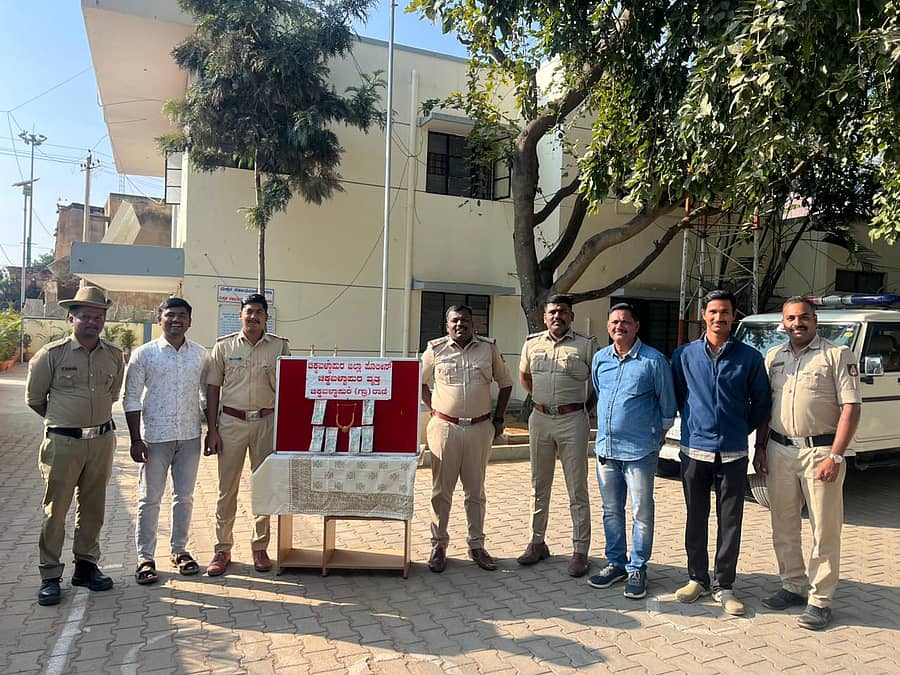 ವಶಕ್ಕೆ ಪಡೆದಿರುವ ನಗದು ಮತ್ತು ಚಿನ್ನಾಭರಣದ ಜೊತೆ ಕಾರ್ಯಾಚರಣೆಯಲ್ಲಿ ಪಾಲ್ಗೊಂಡಿದ್ದ ಪೊಲೀಸರು