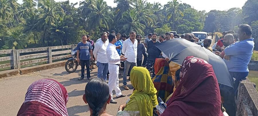ದಕ್ಷಿಣ ಕನ್ನಡ ಜಿಲ್ಲೆಯ ಮೂಲ್ಕಿ, ಉಡುಪಿ ಜಿಲ್ಲೆಯ ಕಾಪು ತಾಲ್ಲೂಕಿನ ಗಡಿಯಲ್ಲಿರುವ ಸೇತುವೆಯಲ್ಲಿ ಭಾರಿ ವಾಹನ ಸಂಚಾರ ನಿಷೇಧಿಸಿರುವುದರಿಂದ ತೊಂದರೆಯಾಗಿದೆ ಆರೋಪಿಸಿದ ಸ್ಥಳೀಯರು ಹೋರಾಟಗಾರರೊಂದಿಗೆ ಮಾತುಕತೆ ನಡೆಸಿದರು