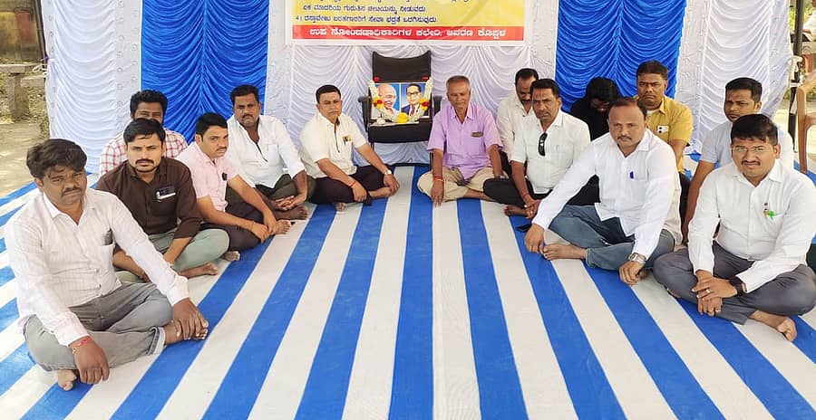 ಕೊಪ್ಪಳದಲ್ಲಿ ಸೋಮವಾರ ಜಿಲ್ಲಾ ಮುದ್ರಾಂಕ ಮತ್ತು ನೋಂದಣಿ ಇಲಾಖೆಯ ದಸ್ತಾವೇಜು ಬರಹಗಾರರ ಕ್ಷೇಮಾಭಿವೃದ್ಧಿ ಸಂಘದ ಸದಸ್ಯರು ಮುಷ್ಕರ ನಡೆಸಿದರು