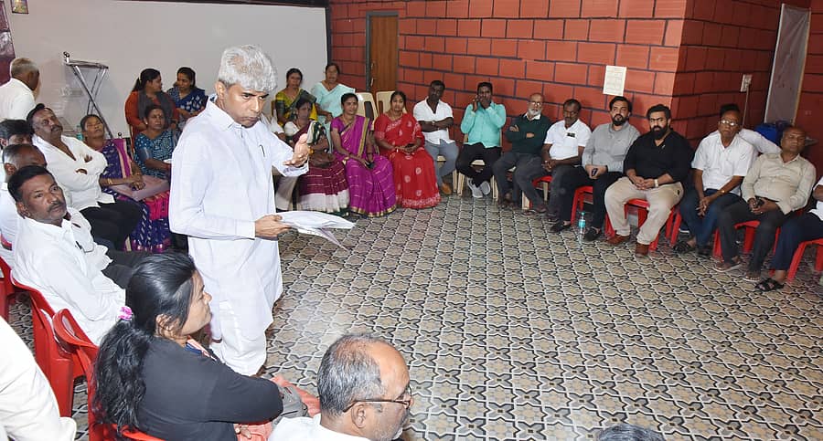 ತುಮಕೂರಿನಲ್ಲಿ ಸೋಮವಾರ ನಡೆದ ಎತ್ತಿನಹೊಳೆ ಯೋಜನೆ ವಿಳಂಬಕ್ಕೆ ಕಾರಣಗಳು ಹಾಗೂ ಪರಿಹಾರ ಕುರಿತ ಸಮಾಲೋಚನಾ ಸಭೆಯಲ್ಲಿ ಕೆಪಿಸಿಸಿ ಉಪಾಧ್ಯಕ್ಷ ಮುರಳೀಧರ ಹಾಲಪ್ಪ ಮಾತನಾಡಿದರು. ಮುಖಂಡರಾದ ಸಂಜೀವಕುಮಾರ್, ಹೆಬ್ಬೂರು ಶ್ರೀನಿವಾಸಮೂರ್ತಿ, ಷಡಕ್ಷರಿ, ಗೋವಿಂದೇಗೌಡ, ರೇವಣ್ಣಸಿದ್ದಯ್ಯ ಇತರರು ಭಾಗವಹಿಸಿದ್ದರು