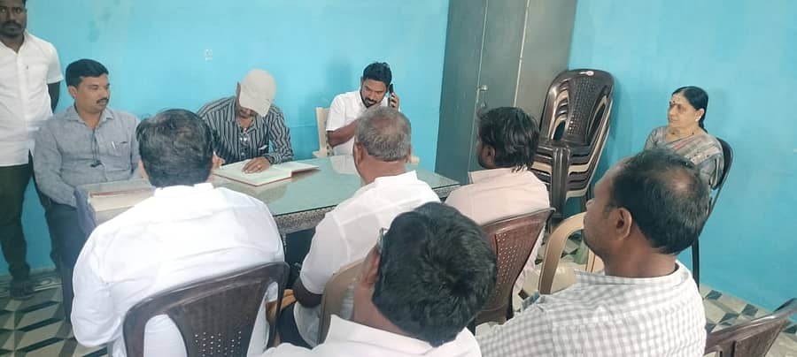 ಗಂಗಾವತಿ ಪ್ರತಿಷ್ಟಿತ ಗಂಗಾವತಿ ತಾಲೂಕು ಒಕ್ಕಲುತನ ಹುಟ್ಟುವಳಿ ಮಾರಾಟ ಸಹಕಾರ ಸಂಘದ ಕಚೇರಿಯಲ್ಲಿ (ಟಿಎಪಿಸಿಎಂಎಸ್) ಸೋಮವಾರ ಹಮ್ಮಿಕೊಂಡ ಆಡಳಿತ ಮಂಡಳಿ ಚುನಾವಣೆಯಲ್ಲಿ ಸದಸ್ಯರು ಭಾಗವಹಿಸಿರುವುದು