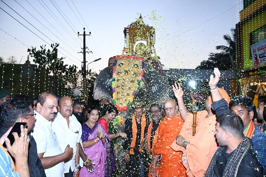 ಧಾರವಾಡದಲ್ಲಿ ಏರ್ಪಡಿಸಿದ್ದ ಅಯ್ಯಪ್ಪ ಸ್ವಾಮಿ ಮೂರ್ತಿಯ ಮೆರವಣಿಗೆಗೆ ಗಣ್ಯರು ಚಾಲನೆ ನೀಡಿದರು
