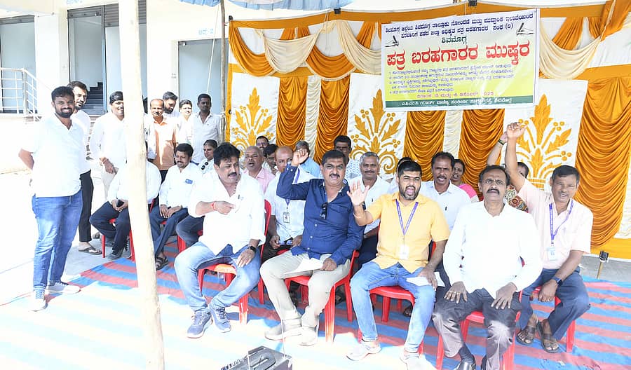 ಶಿವಮೊಗ್ಗದ ಉಪನೋಂದಣಾಧಿಕಾರಿ ಕಚೇರಿ ಎದುರು ಸೋಮವಾರ ದಸ್ತಾವೇಜು ಬರಹಗಾರರು ಪ್ರತಿಭಟನೆ ನಡೆಸಿದರು