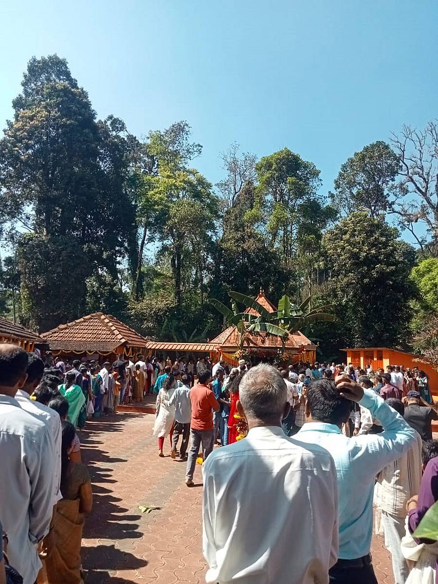 ಭಾಗಮಂಡಲ ಸಮೀಪದ ಚೇರಂಬಾಣೆಯ ಕೊಳಗದಾಳು ಗ್ರಾಮದ ಪಾಕ ಶ್ರೀ ದುರ್ಗಾಪರಮೇಶ್ವರಿ ದೇವಾಲಯದ ವಾರ್ಷಿಕ ಉತ್ಸವನ್ನು ಭಕ್ತರು ಸರತಿಯ ಸಾಲಿನಲ್ಲಿ ನಿಂತು ವೀಕ್ಷಿಸಿದರು.