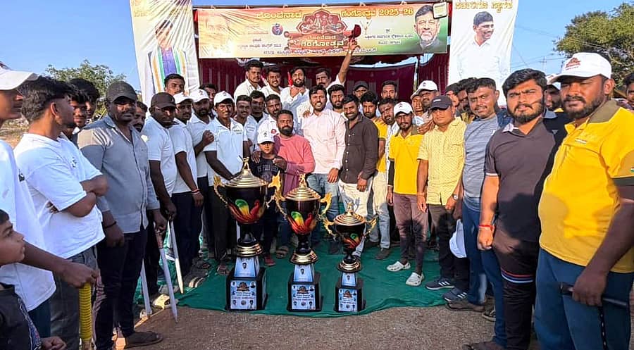 ಚನ್ನಪಟ್ಟಣ ತಾಲ್ಲೂಕಿನಲ್ಲಿ ಬೊಂಬೆನಾಡು ಗಂಗೋತ್ಸವ ಅಂಗವಾಗಿ ಬೇವೂರು ಜಿ.ಪಂ ವ್ಯಾಪ್ತಿಯಲ್ಲಿ ಟೆನ್ನಿಸ್ ಬಾಲ್ ಕ್ರಿಕೆಟ್ ಪಂದ್ಯಾವಳಿಗಳಲ್ಲಿ ವಿಜೇತರಾದ ತಂಡಗಳಿಗೆ ಕಾಂಗ್ರೆಸ್ ಪ್ರಚಾರ ಸಮಿತಿ ಅಧ್ಯಕ್ಷ ಕರಣ್ ಎಂ.ಆನಂದ್ ವಿತರಣೆ ಮಾಡಿದರು. ಪಕ್ಷದ ಮುಖಂಡರು ಭಾಗವಹಿಸಿದ್ದರು