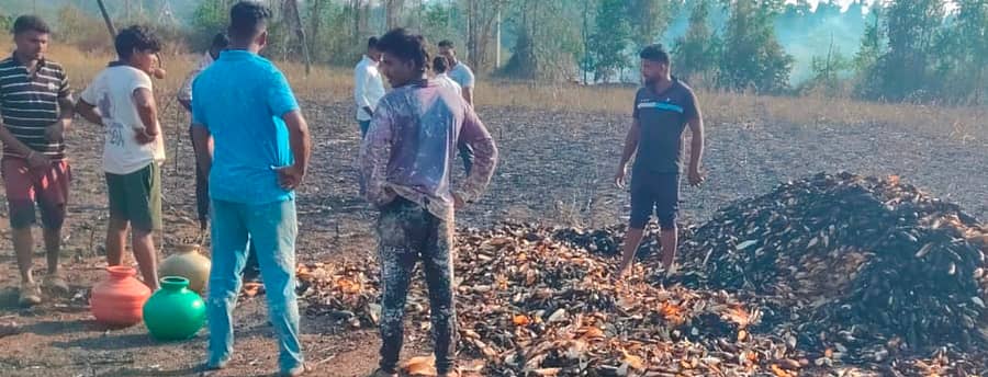 ಆನವಟ್ಟಿ ಸಮೀಪದ ಕೋಟಿಪುರ ವಿದ್ಯುತ್ ಗ್ರೀಡ್ ಪಕ್ಕದ ಜಮೀನಲ್ಲಿದ್ದ ಮೆಕ್ಕೆಜೋಳ ಸುಟ್ಟು ಹೋಗಿರುವುದು.