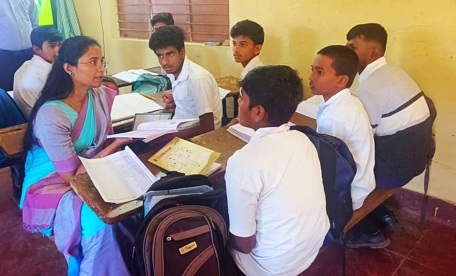 ನಾಗಮಂಗಲ ತಾಲ್ಲೂಕಿನ ಬಿಂಡಿಗನವಿಲೆ ಗ್ರಾಮದ ಸರ್ಕಾರಿ ಶಾಲೆಗೆ ಸೋಮವಾರ ಭೇಟಿ ನೀಡಿದ ಜಿಲ್ಲಾ ಪಂಚಾಯಿತಿ ಸಿಇಒ ಕೆ.ಆರ್.ನಂದಿನಿ ಅವರು ವಿದ್ಯಾರ್ಥಿಗಳ ಕುಂದುಕೊರತೆಗಳನ್ನು ಆಲಿಸಿದರು