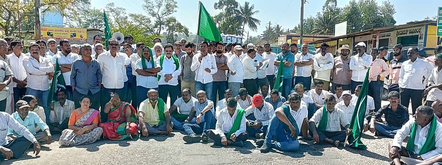 ಬೇಲೂರು ತಾಲ್ಲೂಕಿನ ಬಿಕ್ಕೋಡು ಗ್ರಾಮದಲ್ಲಿ ರಾಜ್ಯ ಹೆದ್ದಾರಿ ತಡೆಗಟ್ಟಿ ರೈತರು, ಬೆಳೆಗಾರರು ಪ್ರತಿಭಟನೆ ನಡೆಸಿದರು. ಅದ್ದೂರಿ ಕುಮಾರ್, ಭೋಗಮಲ್ಲೇಶ್, ರೇಣುಕಾನಂದ ಪಾಲ್ಗೊಂಡಿದ್ದರು