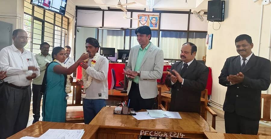 ಬಾಗಲಕೋಟೆಯ ಕುಟುಂಬ ನ್ಯಾಯಾಲಯದಲ್ಲಿ ವಿಚ್ಚೇದನ ಕೋರಿ ಅರ್ಜಿ ಸಲ್ಲಿಸಿದ ದಂಪತಿಯನ್ನು ಲೋಕ ಅದಾಲತ್ನಲ್ಲಿ ಒಂದಾದರು. ಪ್ರಧಾನ ಜಿಲ್ಲಾ ಮತ್ತು ಸೆಷನ್ಸ್ ನ್ಯಾಯಾಧೀಶ ಎನ್.ವಿ.ವಿಜಯ್, ಪ್ರಾಧಿಕಾರದ ಸದಸ್ಯ ಕಾರ್ಯದರ್ಶಿ ಚಂದ್ರಶೇಖರ ದಿಡ್ಡಿ ಪಾಲ್ಗೊಂಡಿದ್ದರು