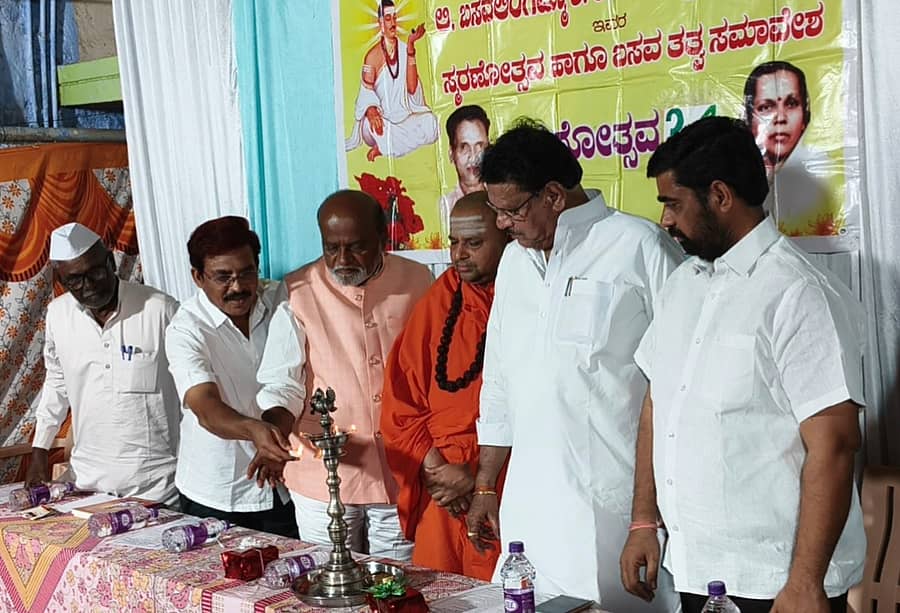ಸುರಪುರ ಸಮೀಪದ ರಂಗಂಪೇಟೆಯಲ್ಲಿ ಬಸವ ತತ್ವ ಸಮಾವೇಶವನ್ನು ಕೆವೈಡಿಸಿಸಿ ಬ್ಯಾಂಕ್ ಅಧ್ಯಕ್ಷ ವಿಠ್ಠಲ ಯಾದವ, ನಿರ್ದೇಶಕ ಸುರೇಶ ಸಜ್ಜನ ಉದ್ಘಾಟಿಸಿದರು