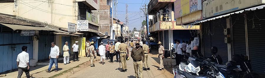 ಸವಣೂರಿನಲ್ಲಿ ಸೋಮವಾರ ಬಂದ್ ಪ್ರಯುಕ್ತ ಹಲವು ಅಂಗಡಿಗಳನ್ನು ಮುಚ್ಚಿರುವುದು