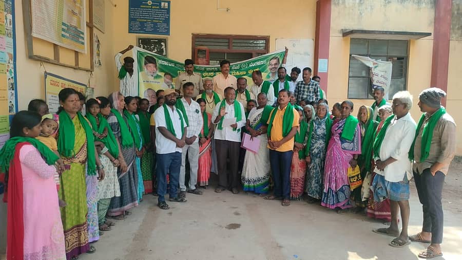 ಲಕ್ಷ್ಮೇಶ್ವರ ತಾಲ್ಲೂಕಿನ ಹಿರೇಮಲ್ಲಾಪುರ ಗ್ರಾಮದಲ್ಲಿ ಎಥೆನಾಲ್ ಕಾರ್ಖಾನೆ ಆರಂಭಿಸಬೇಕು ಎಂದು ಆಗ್ರಹಿಸಿ ಸೋಮವಾರ ಕರ್ನಾಟಕ ರಾಜ್ಯ ರೈತ ಸಂಘ ಹಾಗೂ ಹಸಿರು ಸೇನೆಯ ಕಾರ್ಯಕರ್ತರು ತಹಶೀಲ್ದಾರ್ ಎಂ.ಧನಂಜಯ ಅವರಿಗೆ ಮನವಿ ಸಲ್ಲಿಸಿದರು