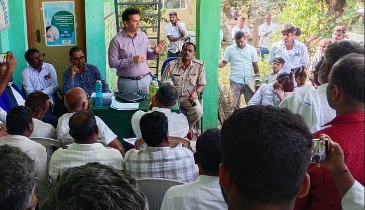 ಭಾರತೀನಗರ ಸಮೀಪದ ಕೆ.ಶೆಟ್ಟಹಳ್ಳಿ ಗ್ರಾಮದಲ್ಲಿ ದಲಿತರು ಮತ್ತು ಸವರ್ಣೀಯರ ನಡುವೆ ಉಂಟಾದ ಕಲಹಕ್ಕೆ ಸಂಬಂಧಿಸಿದಂತೆ ತಹಶೀಲ್ದಾರ್ ಪರಶುರಾಮ್ ನೇತೃತ್ವದಲ್ಲಿ ಸಭೆ ನಡೆಯಿತು