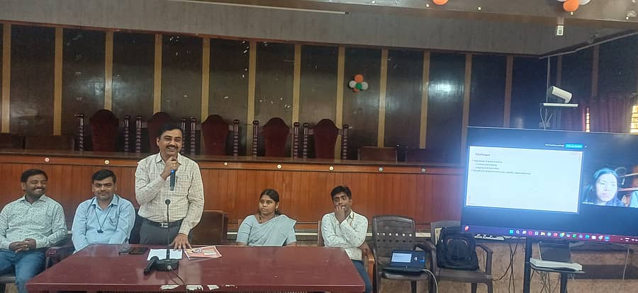 ರಾಣೆಬೆನ್ನೂರು ನಗರದ ತಾಲ್ಲೂಕು ಪಂಚಾಯತಿ ಸಭಾಭವನದಲ್ಲಿ ಗುರುವಾರ ಜರುಗಿದ ಅಂತರರಾಷ್ಟ್ರೀಯ ಸಾಮೂಹಿಕ ಆಸ್ತಿಗಳ ರಕ್ಷಣೆಯ ಸಮ್ಮೇಳನದಲ್ಲಿ ತಾಲ್ಲೂಕು ಪಂಚಾಯಿತಿ ಕಾರ್ಯನಿರ್ವಾಹಕ ಅಧಿಕಾರಿ ವೆಂಕಟೇಶ್ ಸಣ್ಣಬಿದರಿ ಮಾತನಾಡಿದರು