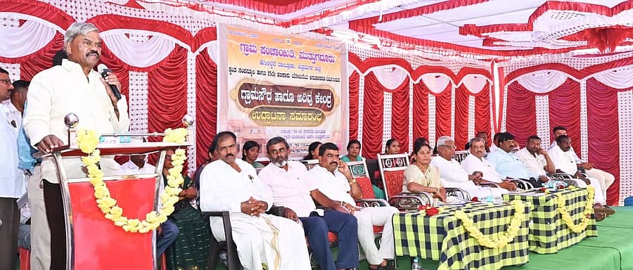 ಚಿಕ್ಕಜಾಜೂರು ಸಮೀಪದ ಮುತ್ತುಗದೂರು (ತರಳಬಾಳು ನಗರ) ಗ್ರಾಮದಲ್ಲಿ ಭಾನುವಾರ ಗ್ರಾಮ ಸೌಧ ಹಾಗೂ ಅರಿವು (ಗ್ರಂಥಾಲಯ) ಕೇಂದ್ರವನ್ನು ಉದ್ಘಾಟಿಸಿದ ಶಾಸಕ ಎಂ. ಚಂದ್ರಪ್ಪ ಮಾತನಾಡಿದರು