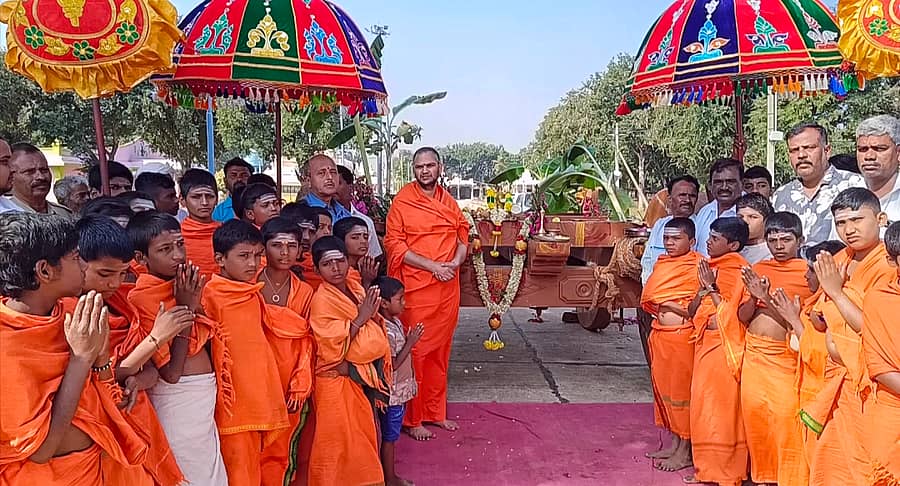 ಶಿರಾ ತಾಲ್ಲೂಕಿನ ಪಟ್ಟನಾಯಕನಹಳ್ಳಿ ಗ್ರಾಮದ ಗುರುಗುಂಡ ಬ್ರಹ್ಮೇಶ್ವರ ಜಾತ್ರಾ ಮಹೋತ್ಸವದ ಅಂಗವಾಗಿ ಸೋಮವಾರ ಮಡಿತೇರು ಕಟ್ಟುವ ಉತ್ಸವಕ್ಕೆ ನಂಜಾವಧೂತ ಸ್ವಾಮೀಜಿ ಚಾಲನೆ ನೀಡಿದರು