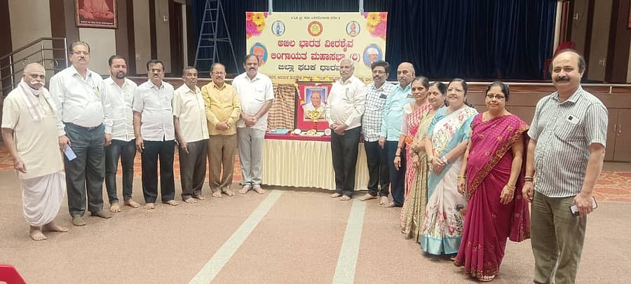 ಧಾರವಾಡದ ಲಿಂಗಾಯತ ಭವನದಲ್ಲಿ ಶಾಮನೂರು ಶಿವಶಂಕರಪ್ಪ ಅವರಿಗೆ ಶ್ರದ್ಧಾಂಜಲಿ ಸಲ್ಲಿಸಲಾಯಿತು