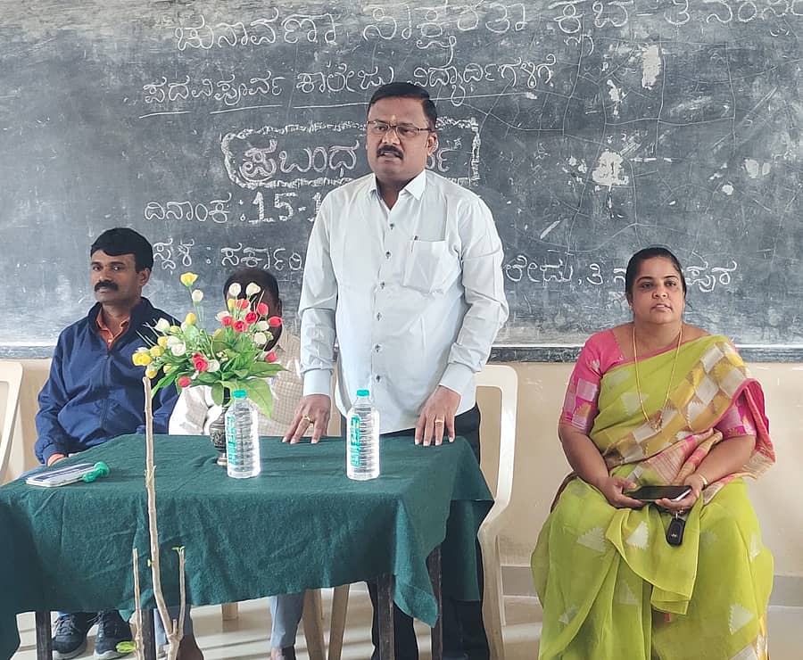 ತಿ.ನರಸೀಪುರ ಪಟ್ಟಣದ ಸರ್ಕಾರಿ ಪಿಯು‌ ಕಾಲೇಜಿನಲ್ಲಿ ನಡೆದ ಪ್ರಬಂಧ ಸ್ಪರ್ಧೆ ಉದ್ಘಾಟನಾ ಕಾರ್ಯಕ್ರಮದಲ್ಲಿ ಸಾಕ್ಷರತಾ ಕ್ಲಬ್ ಸಂಯೋಜಕ ಸಿ.ಕೆ. ಚಂದ್ರಪ್ಪ ಮಾತನಾಡಿದರು