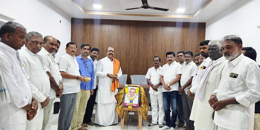 ಸಿಂಧನೂರಿನ ಪ್ರವಾಸಿ ಮಂದಿರದಲ್ಲಿರುವ ಶಾಸಕ ಹಂಪನಗೌಡ ಬಾದರ್ಲಿ ಅವರ ಕಚೇರಿಯಲ್ಲಿ ಬ್ಲಾಕ್ ಕಾಂಗ್ರೆಸ್ ನಗರ ಮತ್ತು ಗ್ರಾಮೀಣ ಘಟಕದಿಂದ ದಾವಣಗೆರೆಯ ಕಾಂಗ್ರೆಸ್ ಪಕ್ಷದ ಹಿರಿಯ ಶಾಸಕ ಶಾಮನೂರು ಶಿವಶಂಕರಪ್ಪ ಅವರಿಗೆ ಶ್ರದ್ದಾಂಜಲಿ ಸಭೆ ನಡೆಸಲಾಯಿತು