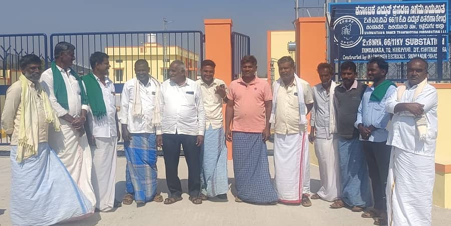 ಹಿರಿಯೂರಿನ ತೇರುಮಲ್ಲೇಶ್ವರ ದೇವಸ್ಥಾನದಲ್ಲಿ ಸೋಮವಾರ ಅಖಿಲ ಭಾರತ ವೀರಶೈವ ಮಹಾಸಭಾದ ತಾಲ್ಲೂಕು ಘಟಕದ ವತಿಯಿಂದ ನಡೆದ ಸಂತಾಪ ಸೂಚಕ ಸಭೆಯಲ್ಲಿ ಭಾನುವಾರ ನಿಧನರಾದ ಶಾಮನೂರು ಶಿವಶಂಕರಪ್ಪ ಆತ್ಮಕ್ಕೆ ಚಿರಶಾಂತಿ ಕೋರಲಾಯಿತು.