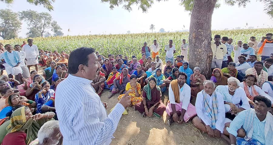 ಸಿಂಧನೂರು ತಾಲ್ಲೂಕಿನ ಅಲಬನೂರು ಗ್ರಾಮ ಪಂಚಾಯಿತಿ ವ್ಯಾಪ್ತಿಯ ಕನ್ನಾರಿ ಗ್ರಾಮದ ನಾಲಾ ಹೂಳೆತ್ತುವ ಕಾಮಗಾರಿ ಸ್ಥಳದಲ್ಲಿ ನರೇಗಾ ಯೋಜನೆಯ ಕೂಲಿ ಕಾರ್ಮಿಕರೊಂದಿಗೆ ಸೋಮವಾರ ಹಮ್ಮಿಕೊಂಡಿದ್ದ ರೋಜ್ಗಾರ ದಿವಸ ಆಚರಣೆಯಲ್ಲಿ ತಾಲ್ಲೂಕು ಐಇಸಿ ಸಂಯೋಜಕ ಥಾಮಸ್ ಮಾತನಾಡಿದರು