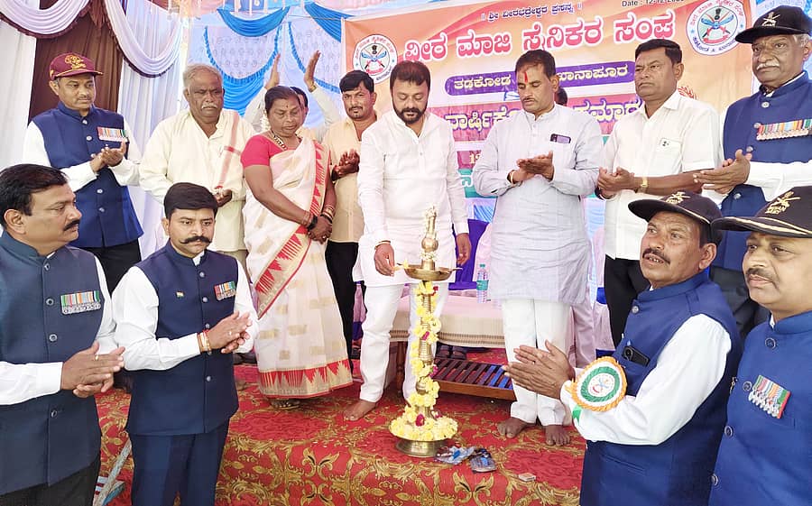 ಧಾರವಾಡ ತಾಲ್ಲೂಕಿನ ಖಾನಾಪುರ ಗ್ರಾಮದಲ್ಲಿ ತಡಕೋಡ– ಖಾನಾಪುರ ವೀರ ಮಾಜಿ ಸೈನಿಕರ ಸಂಘದ ವಾರ್ಷಿಕೋತ್ಸವವನ್ನು ಅಮೃತ ದೇಸಾಯಿ ಉದ್ಘಾಟಿಸಿದರು