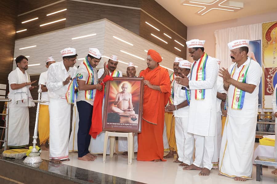 ಹಾವೇರಿಯ ರಜನಿ ಸಭಾಂಗಣದಲ್ಲಿ ಹಮ್ಮಿಕೊಂಡಿರುವ ‘ಸಿದ್ಧಚಕ್ರ ಮಹಾಮಂಡಲ ವಿಧಾನ ಮಹೋತ್ಸವ’ದ ನಾಲ್ಕನೇ ದಿನವಾದ ಸೋಮವಾರ ‘ಯುವ ಸಮ್ಮೇಳನ’ ಜರುಗಿತು