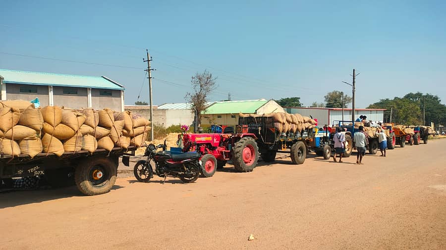 ಲಕ್ಷ್ಮೇಶ್ವರದ ಎಪಿಎಂಸಿ ಆವರಣದಲ್ಲಿನ ಗೋಡೌನ್ ಎದುರು ಮೆಕ್ಕೆಜೋಳ ಮಾರಾಟಕ್ಕೆ ಸರದಿ ಸಾಲಿನಲ್ಲಿ ನಿಂತಿರುವ ರೈತರ ಟ್ರ್ಯಾಕ್ಟರ್ಗಳು